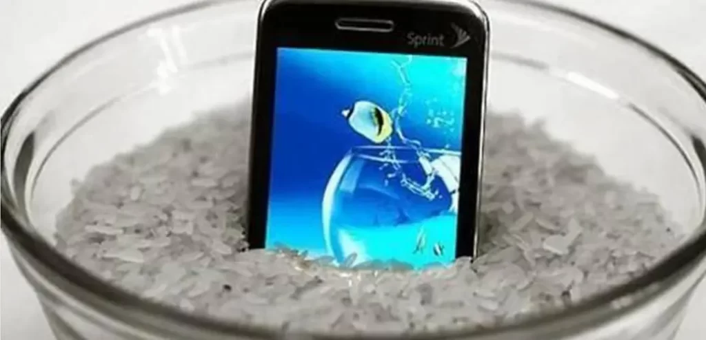 安卓手机掉水里了应该怎么处理（手机少量进水处理流程）