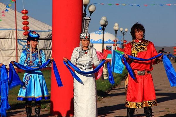 蒙古族喜爱什么颜色的衣服（蒙古人喜欢的三种颜色）