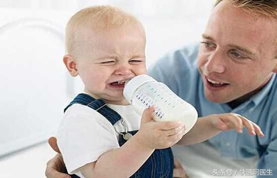 宝宝喝奶粉便秘怎么调理饮食（新生儿便秘的解决方法）