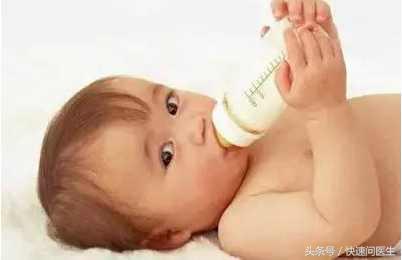 宝宝喝奶粉便秘怎么调理饮食（新生儿便秘的解决方法）